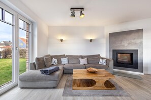 TV, fireplace, video games, DVD player - Holiday Home 'Treibholz' with Private Terrace, Private Garden and Wi-Fi (Dassow)