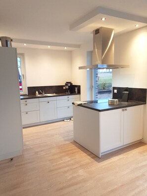 Jääkaappi, mikroaaltouuni, uuni, liesi