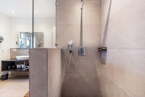Shower, hair dryer, towels - Holiday Home 'Treibholz' with Private Terrace, Private Garden and Wi-Fi (Dassow)