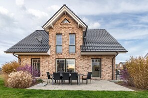 Exterior - Holiday Home 'Treibholz' with Private Terrace, Private Garden and Wi-Fi (Dassow)