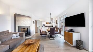 Fernseher, Kamin, Videospiele, DVD-Player