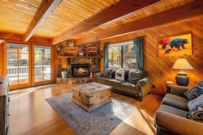 Familiehus - 2 soveværelser - terrasse - bjergudsigt | Stue | 32-tommers smart-tv med digitale kanaler