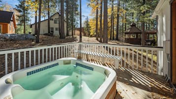 Family House, 2 Bedrooms, Patio, Mountain View | Private spa tub