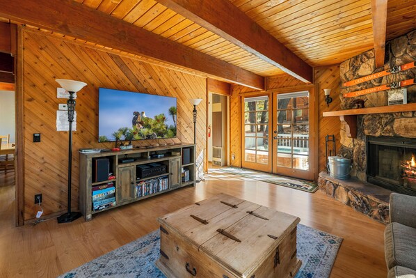 Familiehus, 2 soverom, terrasse, fjellutsikt | Oppholdsrom | En 32-tommers smart-TV med digitale kanaler