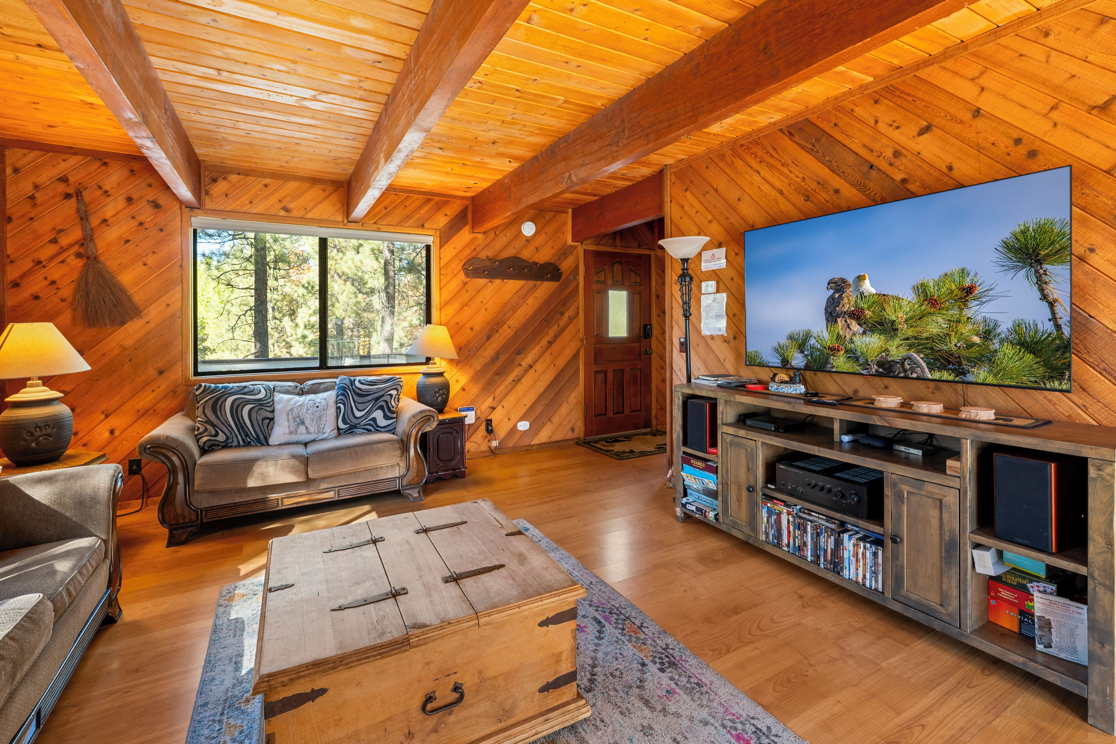 家庭独立别墅, 2 间卧室, 露台, 山景 | 客厅 | 32-英寸智能电视（配备数码频道）