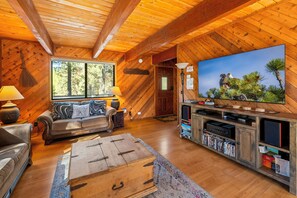 Familjehus - 2 sovrum - uteplats - utsikt mot bergen | Vardagsrum | 32-tums smart-tv med digitalkanaler