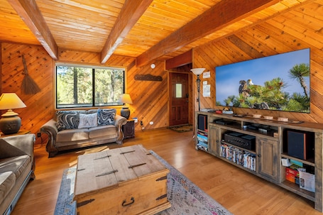 Family House, 2 Bedrooms, Patio, Mountain View | Living room | 32-inch Smart TV with digital channels