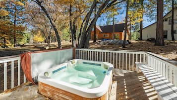 Familienhaus, 2 Schlafzimmer, Terrasse, Bergblick | Eigener Whirlpool