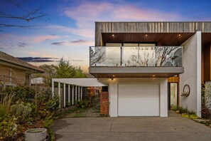 Apartment | Exterior - Luxurious 2-bed: Pool, Lift, Dining (Canberra)