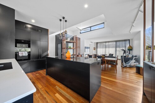 Luxurious 2-bed: Pool, Lift, Dining