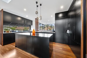 Apartment | Private kitchen | Cookware/dishes/utensils - Luxurious 2-bed: Pool, Lift, Dining (Canberra)
