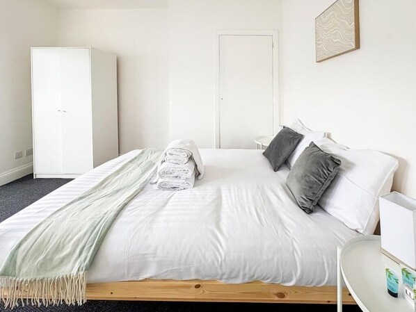 6 slaapkamers, een strijkplank/strijkijzer, wifi, beddengoed