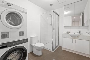 Bathroom - Cosy 1-bed With Balcony in Trendy St Kilda (Melbourne)