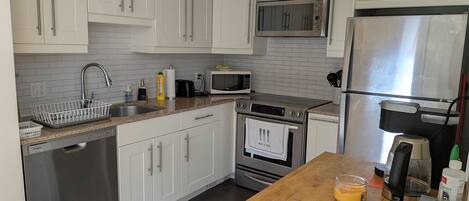 Four Ă micro-ondes, un four, surface de cuisson, lave-vaisselle