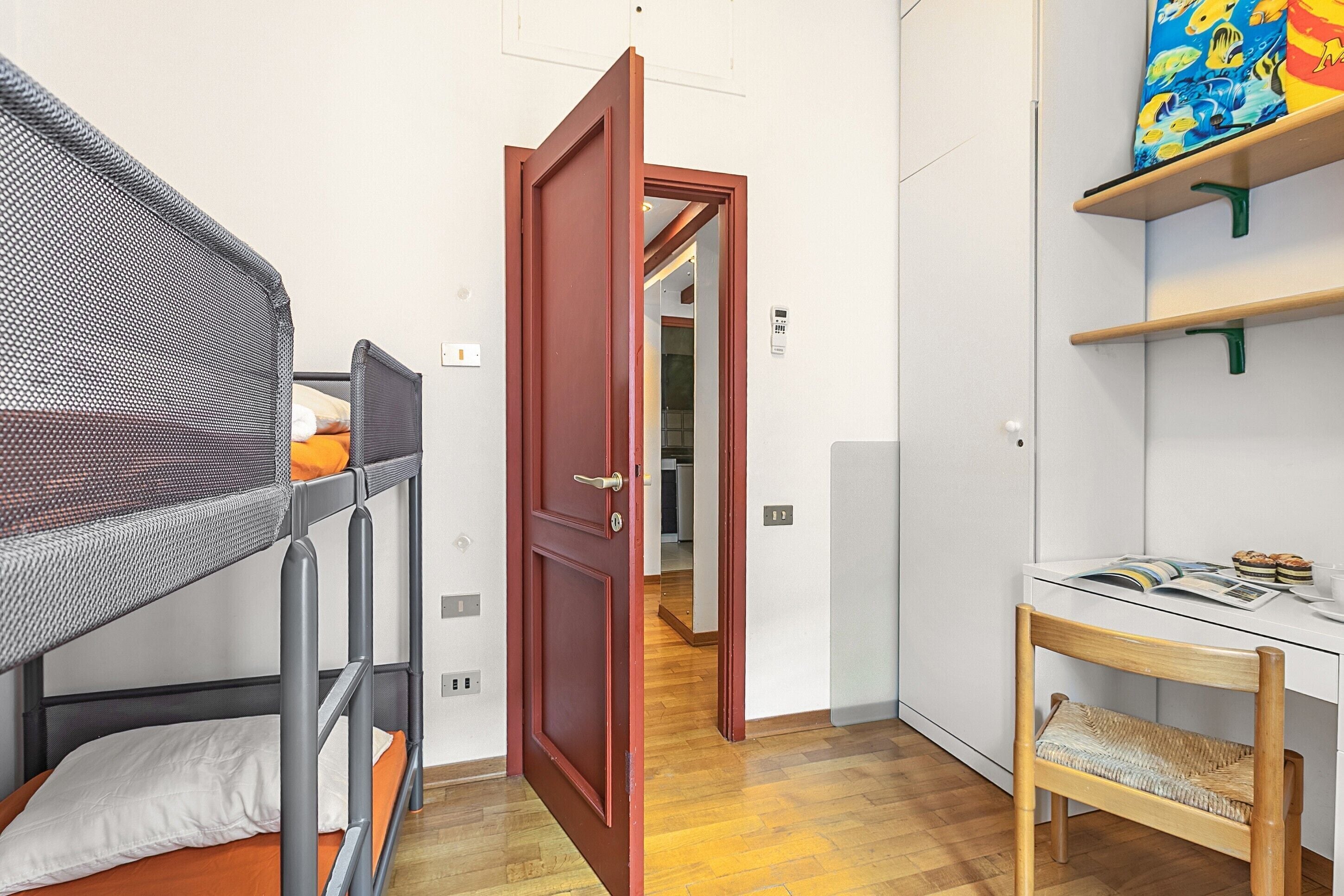 Familienapartment, Mehrere Schlafzimmer, Seeseite (Bogliaco Lake Front) | 1 Schlafzimmer, kostenloses WLAN, Bettwäsche