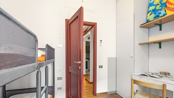Familienapartment, Mehrere Schlafzimmer, Seeseite (Bogliaco Lake Front) | 1 Schlafzimmer, kostenloses WLAN, Bettwäsche