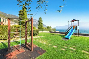 Appartement Familial, plusieurs chambres, en bord de lac (Bogliaco Lake Front) | Espace pour enfants