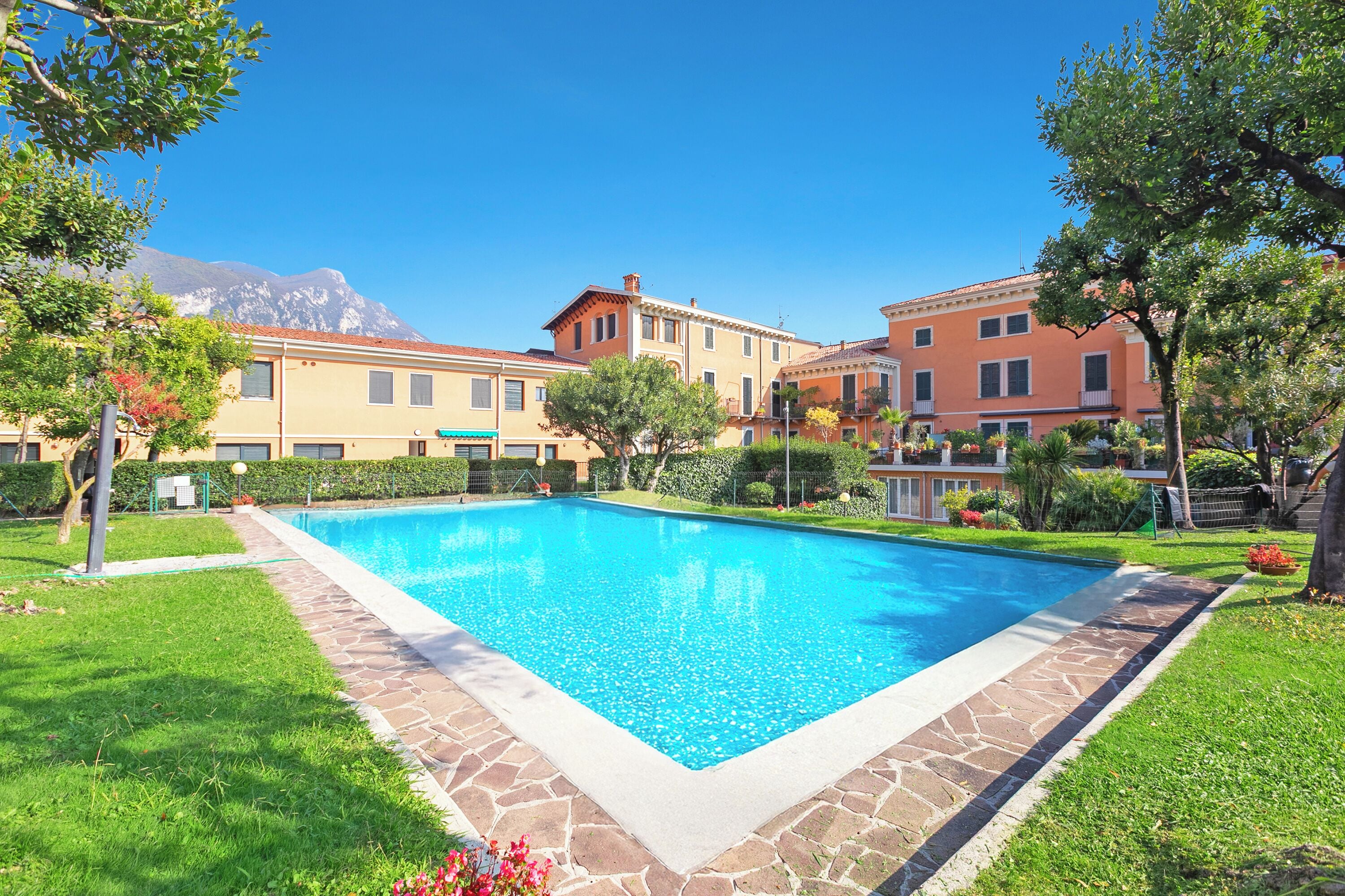 Una piscina al aire libre de temporada
