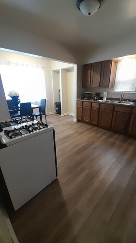 Charming 2-bedroom house in Milwaukee with AC