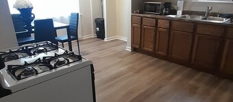 Charming 2-bedroom house in Milwaukee with AC