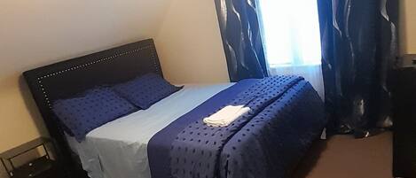 2 室のベッドルーム、アイロン / アイロン台、WiFi (無料)、ベッドシーツ