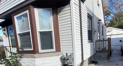 Charming 2-bedroom house in Milwaukee with AC
