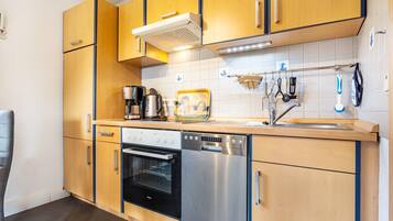 Een koelkast, een vaatwasser, een koffiezetapparaat/waterkoker