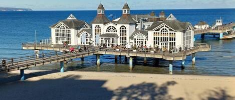 بالقرب من الشاطئ