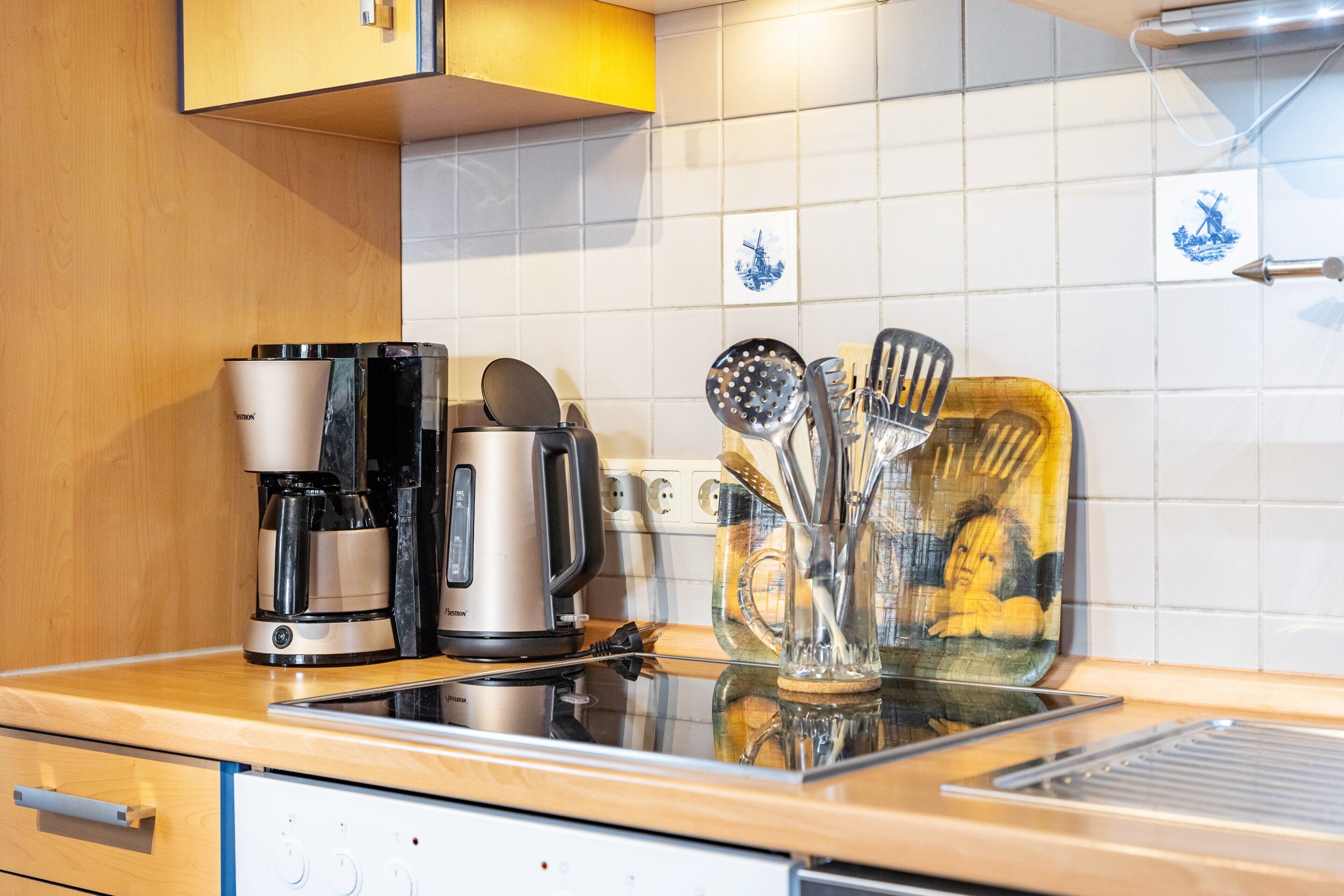 Réfrigérateur, lave-vaisselle, cafetière/bouilloire