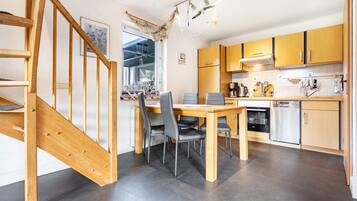 Een koelkast, een vaatwasser, een koffiezetapparaat/waterkoker