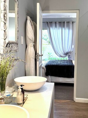 3 عدّة غرف نوم ومكواة/لوح كي وواي فاي وملاءات أسرّة