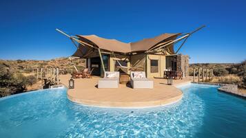 5 室外游泳池,日光浴躺椅