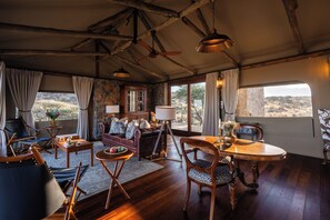 プレジデンシャル スイート パティオ マウンテンビュー | リビング エリア | 暖炉