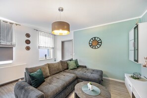TV - Holiday Home 'Radlerrast' with Private Garden and Wi-Fi (Weißenfels)