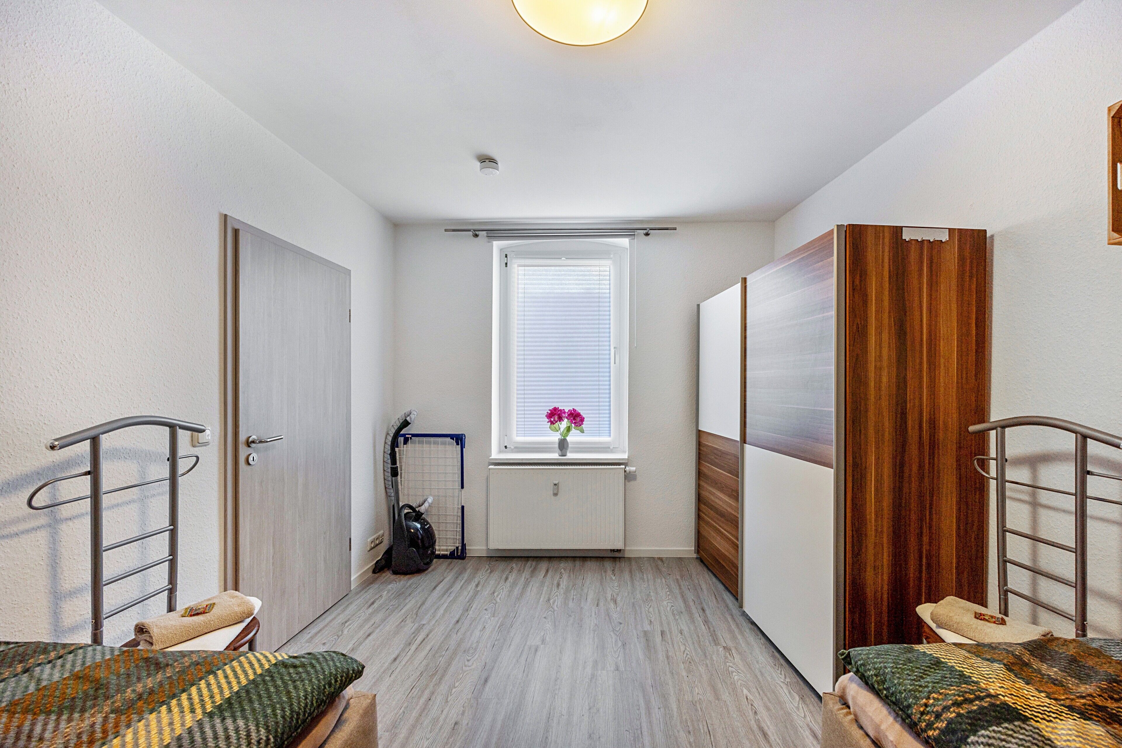 1 dormitorio, tabla de planchar con plancha, wifi y ropa de cama