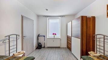 1 dormitorio, tabla de planchar con plancha, wifi y ropa de cama