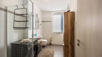 Dusche, Haartrockner, Handtücher