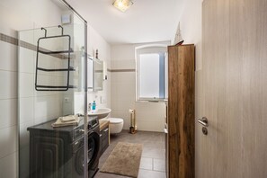 Shower, hair dryer, towels