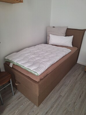 Silitysrauta/-lauta, Wi-Fi, vuodevaatteet