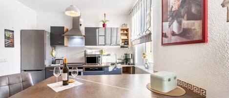 Frigorífico, microondas, horno y placa de cocina