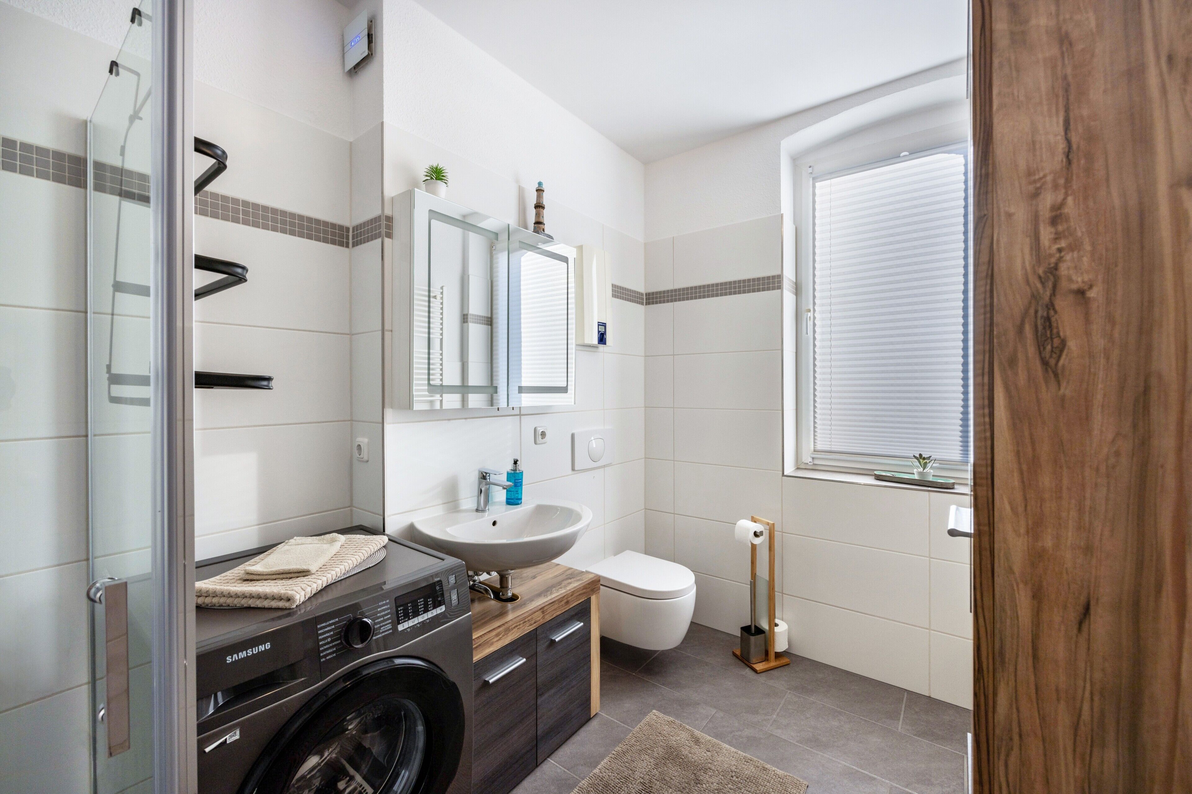 Ducha, secador de pelo y toallas