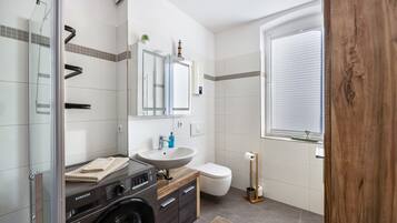 Ducha, secador de pelo y toallas