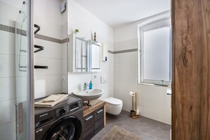 Dusj, hårføner og håndklær