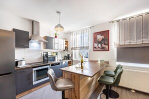 Kühlschrank, Mikrowelle, Ofen, Herdplatte