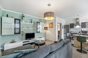 TV - Holiday Home 'Radlerrast' with Private Garden and Wi-Fi (Weißenfels)