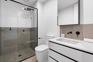 Apartment | Bathroom | Towels - Modern Apartment on Burgundy Precinct & Parklands (Melbourne)