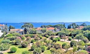 Property grounds - 2-bedroom Apartment - Sleeps 4 - Exceptional sea View - Air Conditioning - Wifi - Close to Beach and Town Center - Sainte Max (Sainte-Maxime)