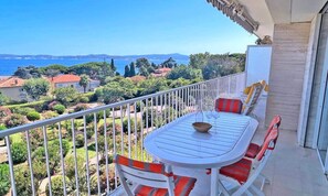 Outdoor dining - 2-bedroom Apartment - Sleeps 4 - Exceptional sea View - Air Conditioning - Wifi - Close to Beach and Town Center - Sainte Max (Sainte-Maxime)