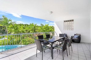 Outdoor dining - Resort-style Stay With Balcony & Garage Parking (Hervey Bay)