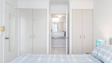 2 bedrooms, iron/ironing board, bed sheets